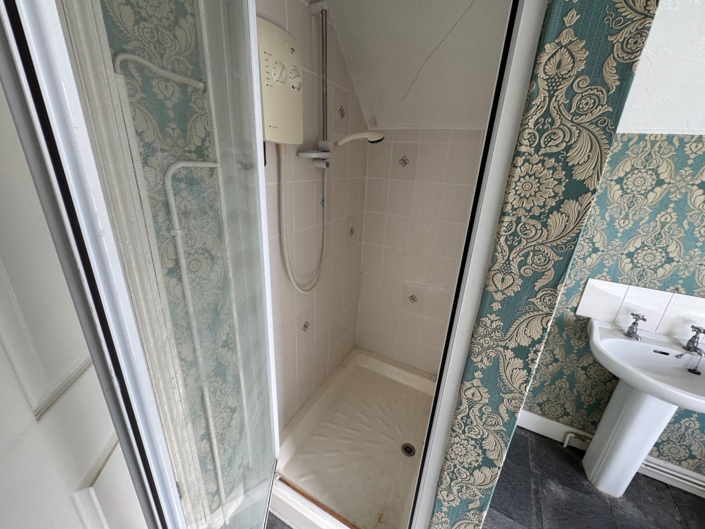 Lot: 62 - END-TERRACE HOUSE FOR REFURBISHMENT - Shower cubicle in bathroom